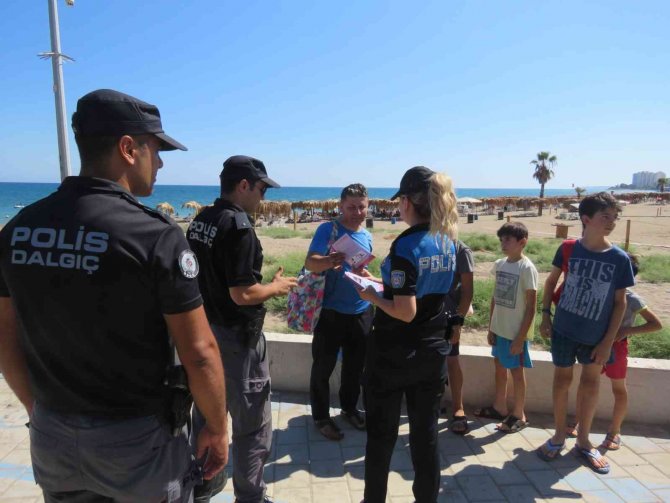 Mersin polisi, suda boğulmalara karşı bilinçlendiriyor