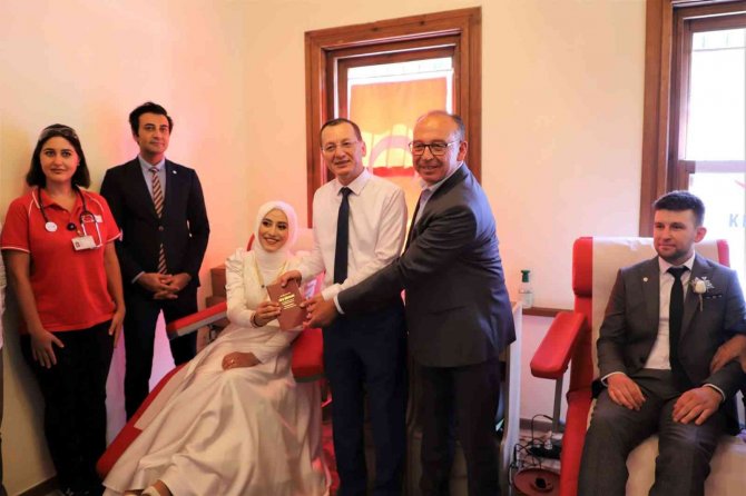 Nikahlarını kıydırıp, kan bağışında bulundular