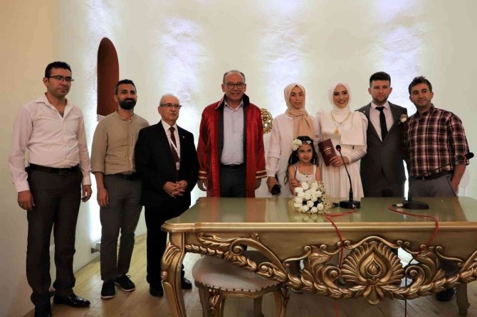 Nikahlarını kıydırıp, kan bağışında bulundular