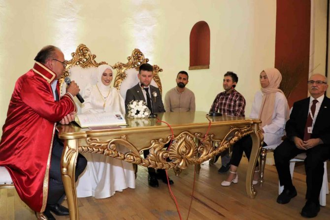 Nikahlarını kıydırıp, kan bağışında bulundular