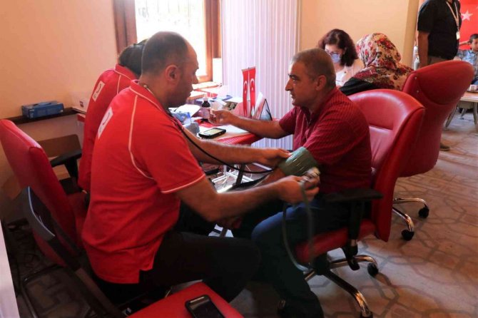 Nikahlarını kıydırıp, kan bağışında bulundular