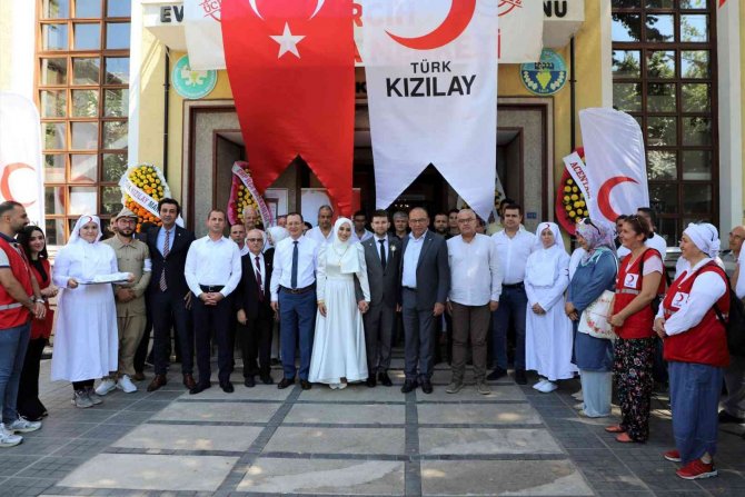 Nikahlarını kıydırıp, kan bağışında bulundular
