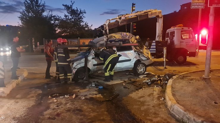 Otomobil, hafif ticari araca çarptı: 2 yaralı