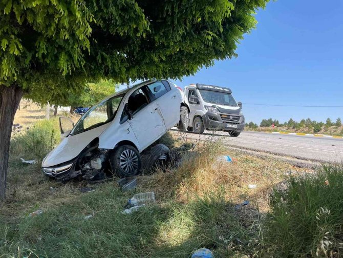 Şarampole girip ağaçlara çarpan otomobilde 1 kişi yaralandı
