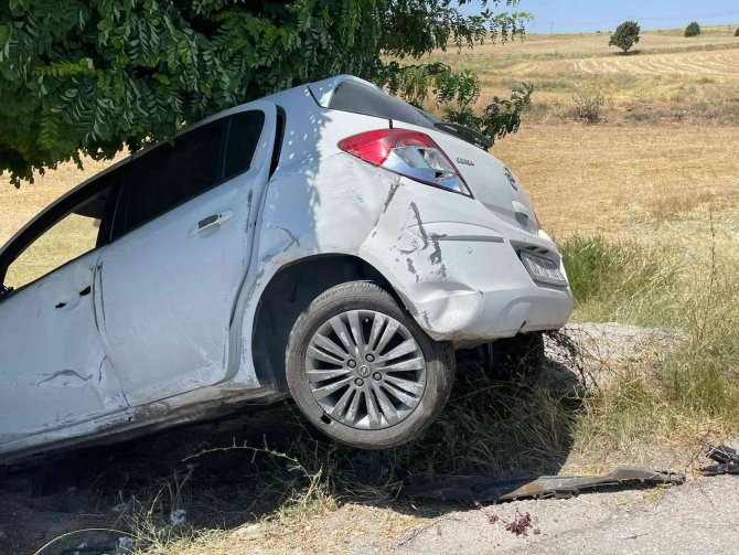 Şarampole girip ağaçlara çarpan otomobilde 1 kişi yaralandı
