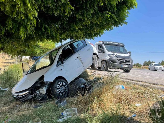 Şarampole girip ağaçlara çarpan otomobilde 1 kişi yaralandı