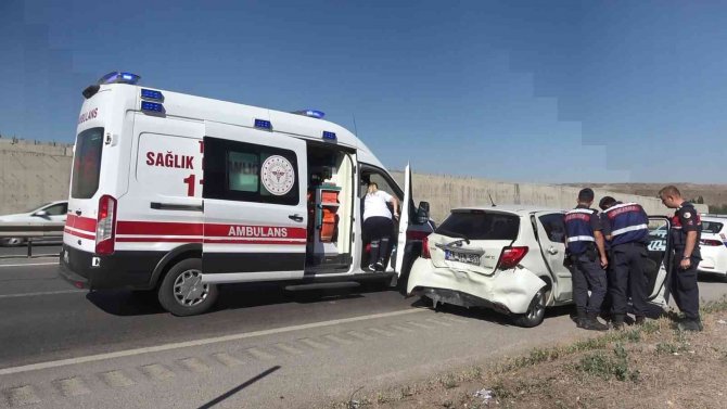 Sivas’ta otomobiller çarpıştı: 4’ü çocuk 13 yaralı