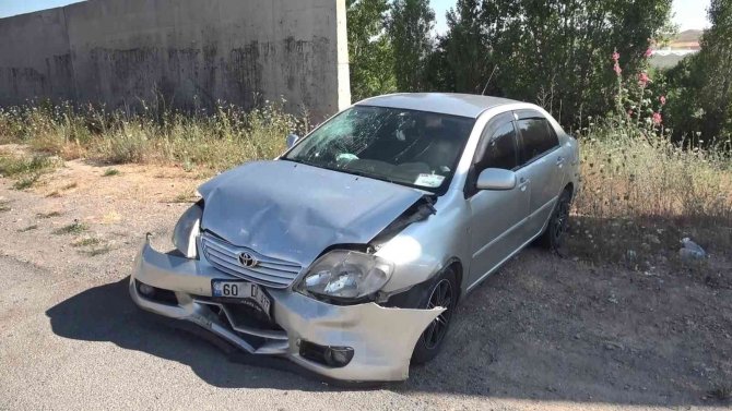 Sivas’ta otomobiller çarpıştı: 4’ü çocuk 13 yaralı