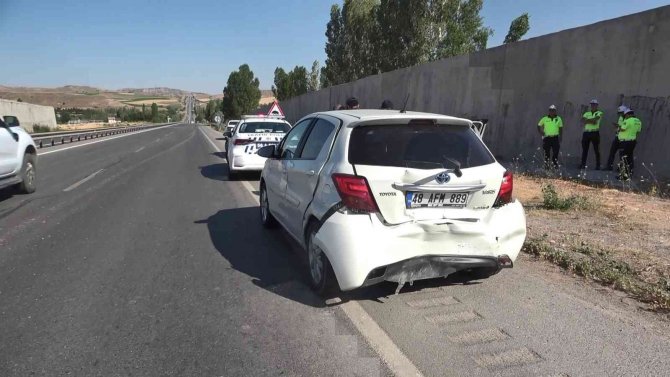 Sivas’ta otomobiller çarpıştı: 4’ü çocuk 13 yaralı