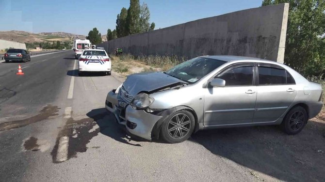 Sivas’ta otomobiller çarpıştı: 4’ü çocuk 13 yaralı