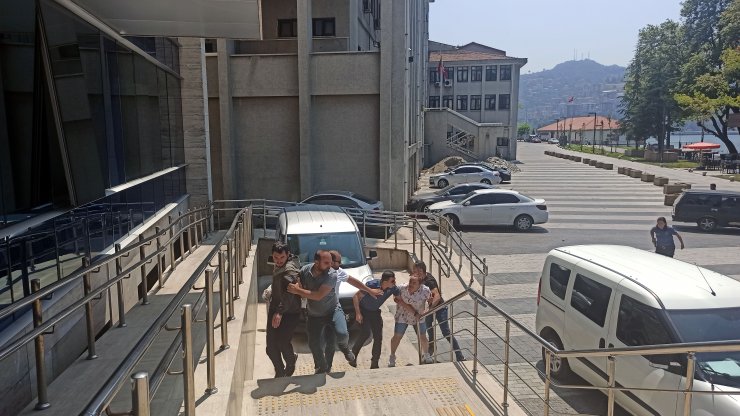 Sokakta tanımadığı kadına yumruk atıp, dişlerini kırdı