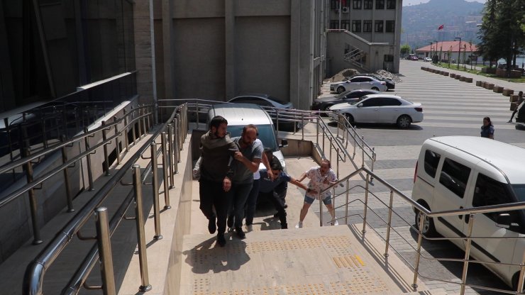 Sokakta tanımadığı kadına yumruk atıp, dişlerini kırdı