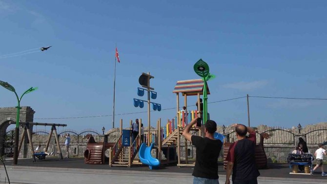 SOLOTÜRK ekibi prova uçuşu yaptı, vatandaşlar heyecanla izledi