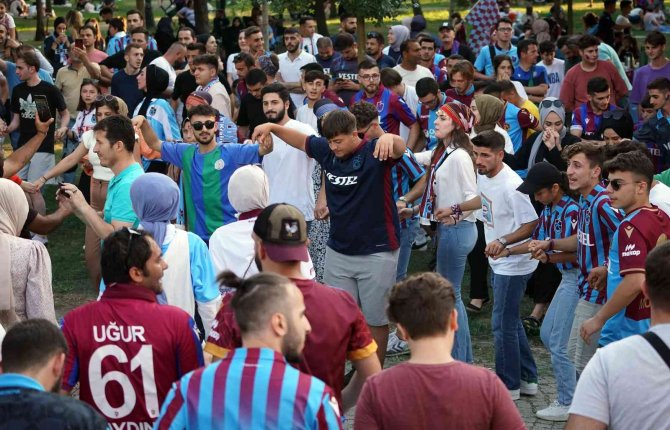 Trabzonsporlu taraftarlar meşalelerle geceyi aydınlattı