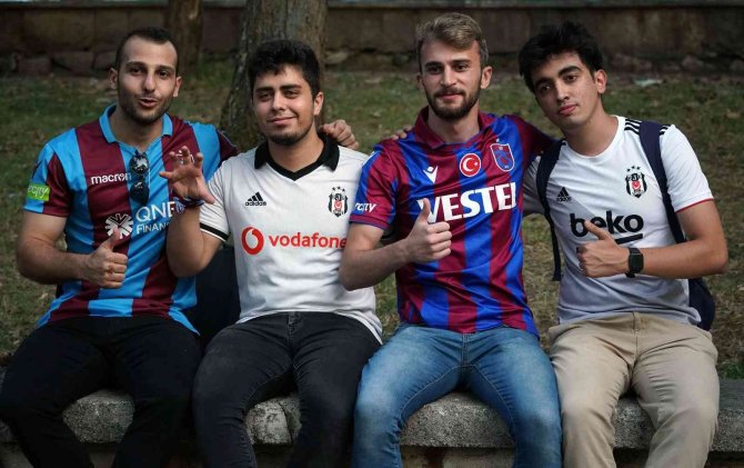 Trabzonsporlu taraftarlar meşalelerle geceyi aydınlattı