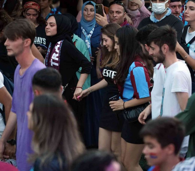 Trabzonsporlu taraftarlar meşalelerle geceyi aydınlattı