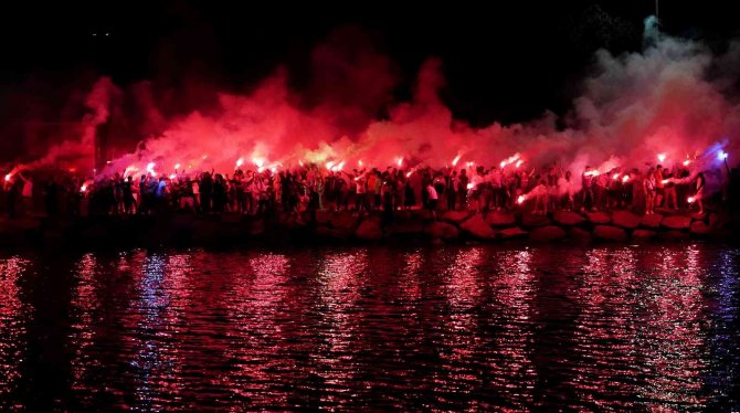 Trabzonsporlu taraftarlar meşalelerle geceyi aydınlattı