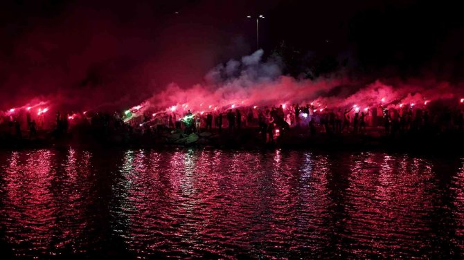 Trabzonsporlu taraftarlar meşalelerle geceyi aydınlattı