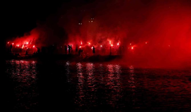 Trabzonsporlu taraftarlar meşalelerle geceyi aydınlattı