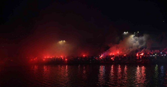 Trabzonsporlu taraftarlar meşalelerle geceyi aydınlattı