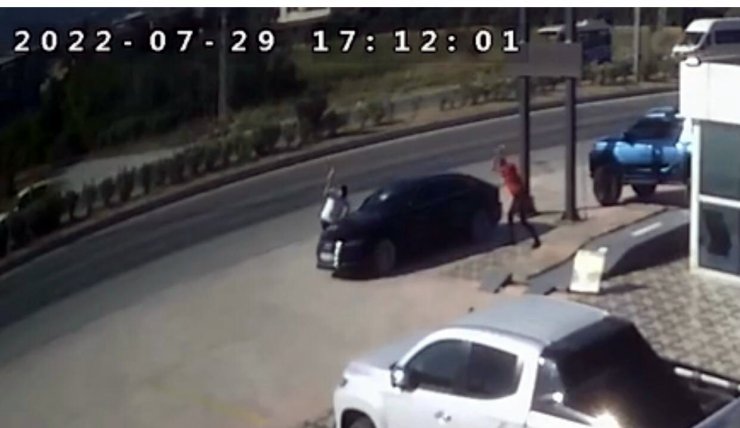 Trafikteki tartışma husumete dönüştü; otomobiline 2 kez taşlı ve sopalı saldırı oldu