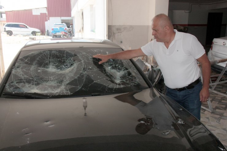 Trafikteki tartışma husumete dönüştü; otomobiline 2 kez taşlı ve sopalı saldırı oldu