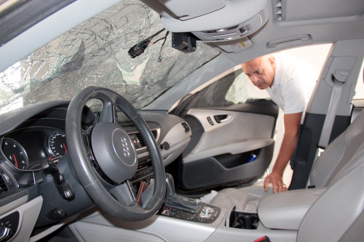 Trafikteki tartışma husumete dönüştü; otomobiline 2 kez taşlı ve sopalı saldırı oldu