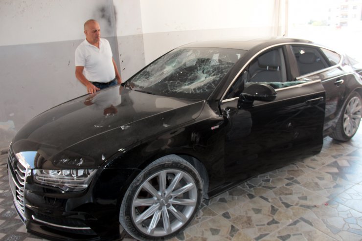 Trafikteki tartışma husumete dönüştü; otomobiline 2 kez taşlı ve sopalı saldırı oldu