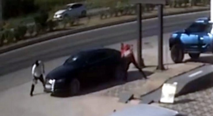 Trafikteki tartışma husumete dönüştü; otomobiline 2 kez taşlı ve sopalı saldırı oldu