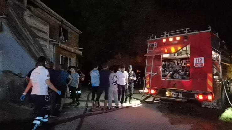 Ahır yangınında 10 günlük 'Kahve' kurtarıldı, 6 inek öldü