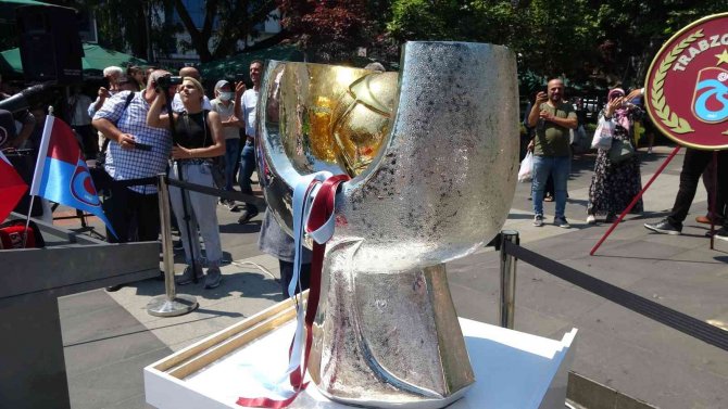 Ahmet Ağaoğlu: “Trabzonspor’un tüm başarıların hepsinde alnı ak, başı dik oldu”