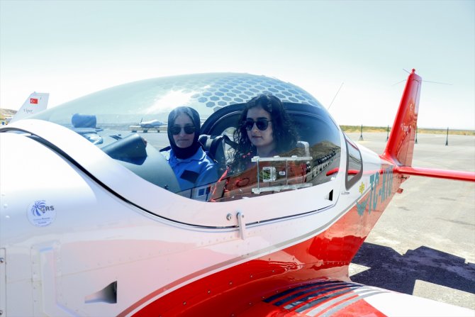 Anne kız aynı okulda pilotaj eğitimi alıyor