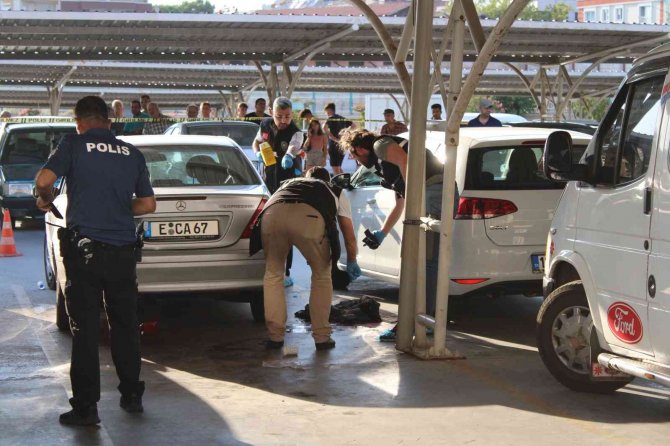 AVM’de silahlı kavga: 2 yaralı