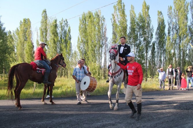 Bu kez ata gelin değil damat bindi