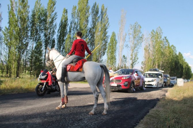 Bu kez ata gelin değil damat bindi