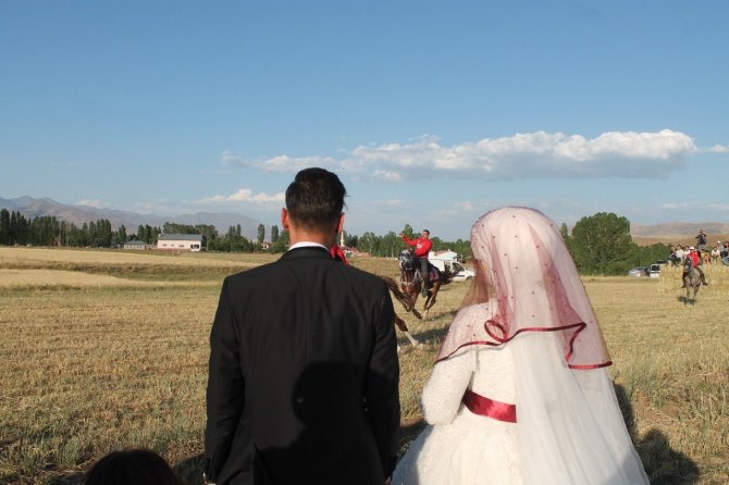 Bu kez ata gelin değil damat bindi