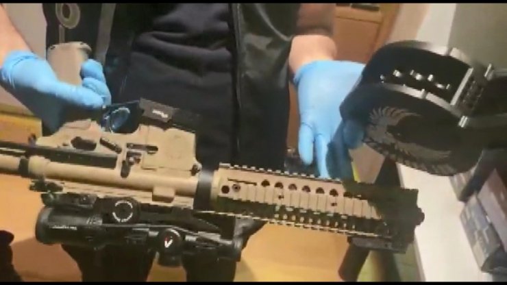 Çakarlı sahte meclis kartlı silah kaçakçısı