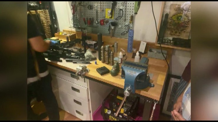 Çakarlı sahte meclis kartlı silah kaçakçısı