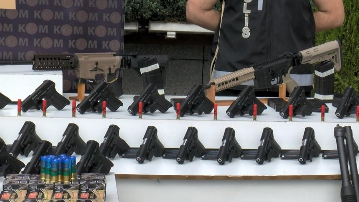 Çakarlı sahte meclis kartlı silah kaçakçısı