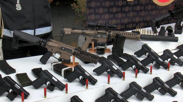 Çakarlı sahte meclis kartlı silah kaçakçısı