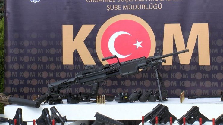 Çakarlı sahte meclis kartlı silah kaçakçısı
