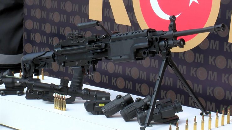 Çakarlı sahte meclis kartlı silah kaçakçısı