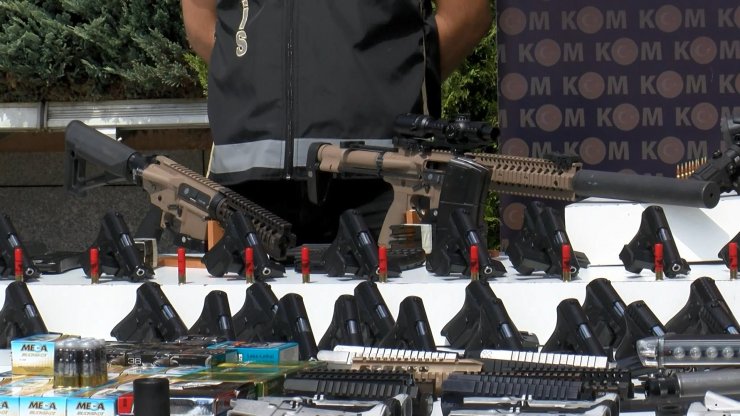 Çakarlı sahte meclis kartlı silah kaçakçısı