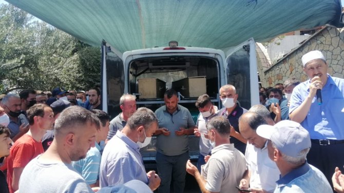 Çamur altında kalan işçiye gözü yaşlı veda