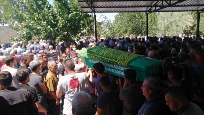 Çamur altında kalan işçiye gözü yaşlı veda