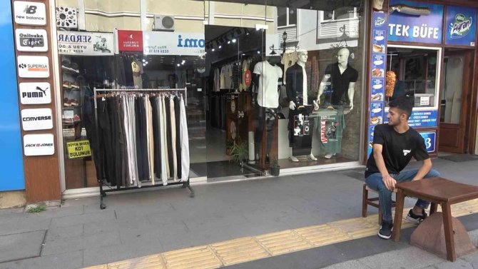 Çiçek hırsızı kameralara yakalandı