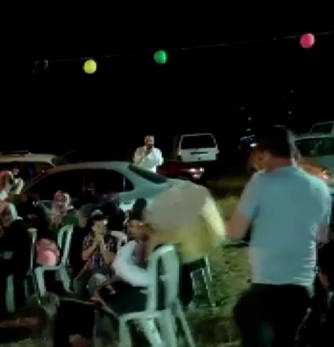 Davuluyla şov yaparken sandalyeden düştü