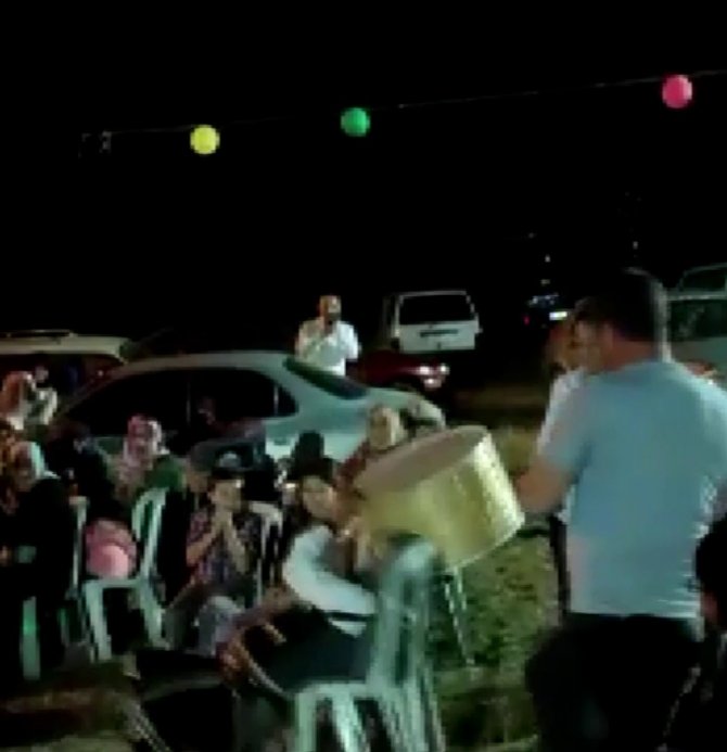 Davuluyla şov yaparken sandalyeden düştü