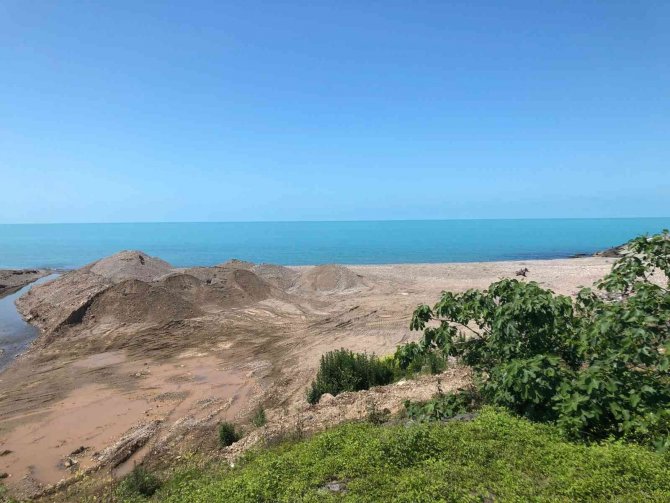Denizde boğulma tehlikesi geçiren çocuk hayata tutunmaya çalışıyor