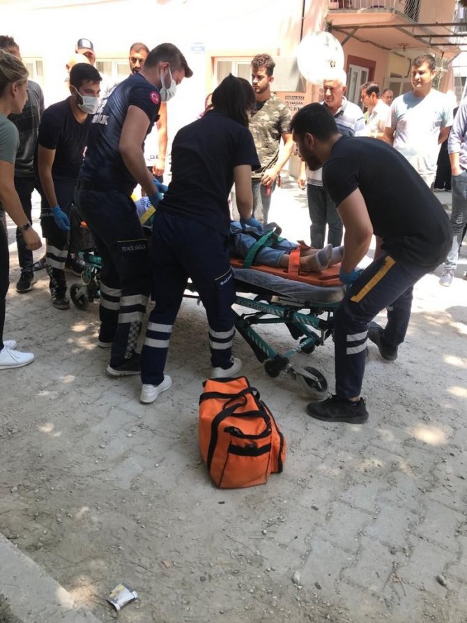 Hafif ticari araç otomobile çarptı; 4 yaralı